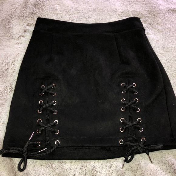 Black mini skirt - Picture 2 of 4